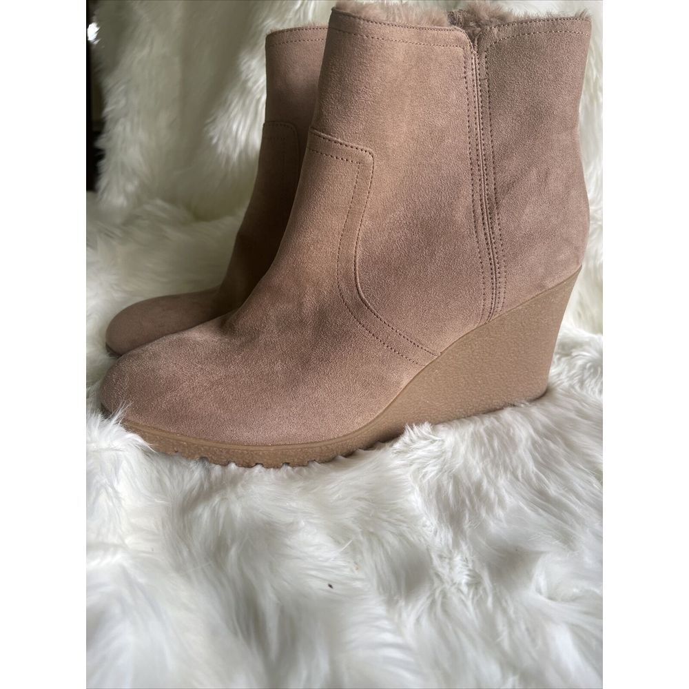 Old Navy Faux Fur Lined Non-Slip Wedge Heel Bootie Size US 10 Beige Color
